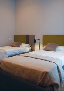 Dos camas una al lado de la otra en una habitación. en AR Prestige Penthouse - Noho, en Bérgamo
