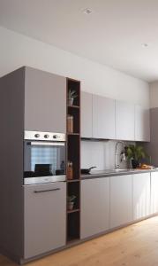 cocina con armarios blancos y horno blanco en AR Prestige Penthouse - Noho, en Bérgamo 23 fotos más