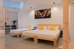 ビルバオにあるBilbao ROOMS & KITCHEN Zorrozaのベッドルーム1室(ベッド2台付)が備わります。壁には絵画が飾られています。