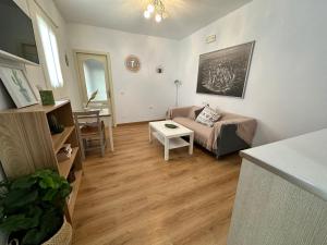 salon z kanapą i stołem w obiekcie Casa Jazmi­n w mieście Nerja