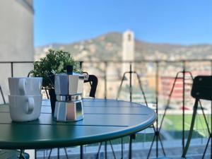 una mesa con cafetera y una taza en ella en CasaViva - Wonderful Bilo in Recco with parking, en Recco