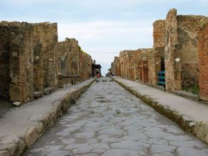een lege straat in de ruïnes van de baden bij Il Cammeo Guest House, near Pompeii and Vesuvius in Torre del Greco