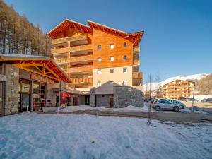 Budova, v ktorej sa apartmán nachádza + 8 fotografií