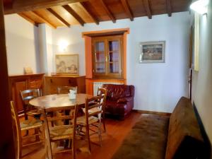 ein Wohnzimmer mit einem Tisch und einem Sofa in der Unterkunft Il Serrino Family tra le montagne in Pistoia