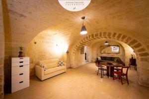 una sala de estar con una mesa y un sofá en Antica Dimora Lombardi 2, en Bari