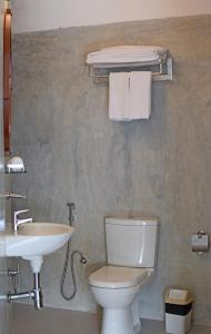 a bathroom with a toilet and a sink at City Beds Colombo in Colombo