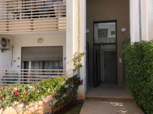 eine Eingangstür eines Gebäudes mit Balkon in der Unterkunft Charmant studio lumineux Casablanca in Bouskoura