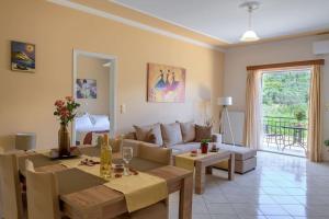 uma sala de estar com um sofá e uma mesa em Panos Apartment em Cefalônia