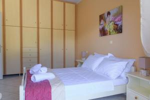 1 dormitorio con 1 cama con toallas en Panos Apartment en Kefallonia