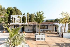 Cảnh núi rừng hoặc tầm nhìn ra núi từ nhà nghỉ dưỡng