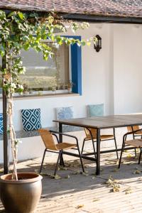 - une table et des chaises en bois sur la terrasse dans l'établissement Finca de l’Anglés. Levante, à Potríes
