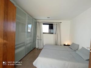 - une petite chambre avec un lit et une fenêtre dans l'établissement Villa Gehidy, à Teguise