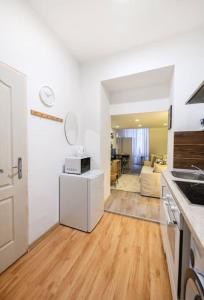 eine Küche mit einer Arbeitsplatte und ein Wohnzimmer in der Unterkunft 1 bedroom flat in Nyar str., Central in Budapest