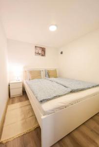 ein großes weißes Bett in einem weißen Zimmer in der Unterkunft 1 bedroom flat in Nyar str., Central in Budapest