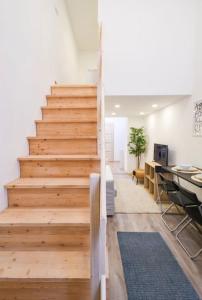 eine Treppe im Wohnzimmer mit Holztreppen in der Unterkunft 1 bedroom flat in Nyar str., Central in Budapest