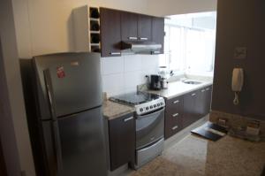 cocina con nevera de acero inoxidable y fregadero en Apartments in Miraflores, en Lima