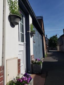 La Rivière Saint SauveurにあるLa tourterelleの花鉢付きの家