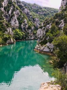 une rivière dans un canyon d'eau verte et de rochers dans l'établissement Côté Place, à Riez