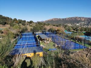 Tenis lub squash w obiekcie APPARTEMENT CAP ESTEREL CLIMATISE VUE MER lub w pobliżu