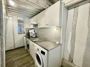 Kuchyňa alebo kuchynka v ubytovaní petit studio près du centre - 186 + 3 fotografie