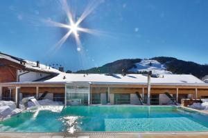 un edificio con piscina en la nieve en Mountains Hotel, en Seefeld in Tirol