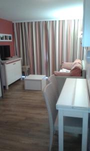 salon z kanapą i stołem w obiekcie APPARTEMENT CAP ESTEREL CLIMATISE VUE MER w mieście Agay - Saint Raphael