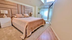 Un pat sau paturi într-o cameră la Apartamento Cava do Viriato Deluxe