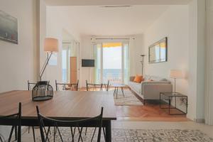 - un salon avec une table et un canapé dans l'établissement ROOFTOP DE LA PLAGE Charming apartment on seafront with superb roof terrace, à Cannes