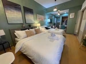 En eller flere senge i et værelse på Poolview Family Room Greenbelt Makati + 16 billeder