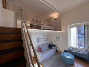 um pequeno quarto com uma cama e uma escada em AL CASTELLO-VISTA MARE -ROMANTICO e CENTRALE a 20 METRI DAL MARE-toll parking at 15 euro per day to be booked in advance -subject to availability em Rapallo
