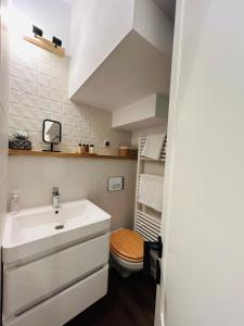 un baño con lavabo e inodoro en Upon Boutique, en Sinaia
