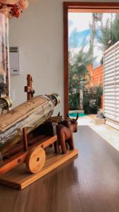 ウバジャラにあるPousada Serranaの木製のテーブルの上に座る玩具銃