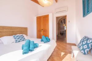 Posteľ alebo postele v izbe v ubytovaní Villa Marina de Namer By SunVillas Mallorca