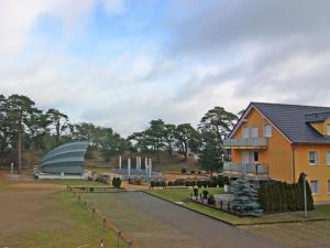 トラッセンハイデにあるDoppelhaushälfte Bernsteinhaus I, Trassenheideの公園内の家屋