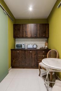 Gudja的住宿－Talbot & Bons Studio Flat，厨房配有木制橱柜和桌子