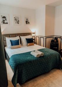 - une chambre dotée d'un grand lit avec des draps et des oreillers bleus dans l'établissement Haarlemmerstraat Central Studio, à Amsterdam