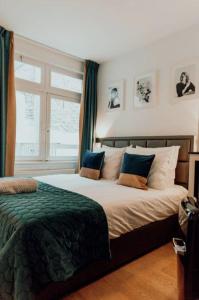 - une chambre avec un grand lit, des oreillers et une fenêtre dans l'établissement Haarlemmerstraat Central Studio, à Amsterdam