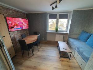 mały salon ze stołem i kanapą w obiekcie JDK Apartamenty Młynarska 44m2 6-osobowy w Kaliszu