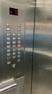 un primer plano de un panel de control de un ascensor en Encantador & Amplisimo Depto en Buenos Aires