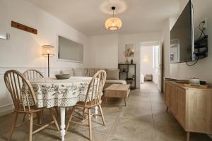 een keuken en eetkamer met een tafel en stoelen bij FERSEN Superb Mediterranean style apartment in heart of Old Antibes in Antibes