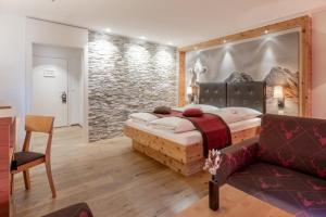 Postel nebo postele na pokoji v ubytování Blatter's Arosa Hotel & Bella Vista SPA
