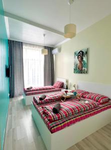 1 dormitorio con 1 cama grande y 1 sofá en Flower house 4 en Sofía