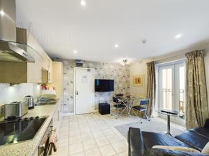 Кухня или мини-кухня в The Beach House, Luxury Apartments

