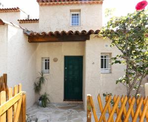 アンティーブにあるSUQUETTE Charming provencal house in Antibes with nice terrace, garden and pool accessの緑の扉と柵のある家