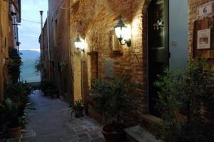 TerricciolaにあるDimora il Barbacaneの建物内の灯りと植物の並木