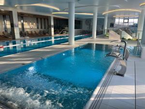Bazén v ubytovaní Happy Land Aqua Polanki B405 alebo v jeho blízkosti