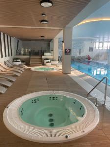 Bazén v ubytovaní Happy Land Aqua Polanki B405 alebo v jeho blízkosti