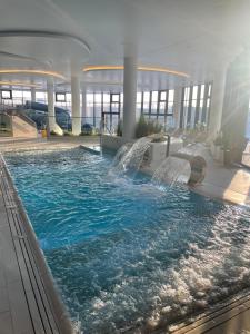 Bazén v ubytovaní Happy Land Aqua Polanki B405 alebo v jeho blízkosti