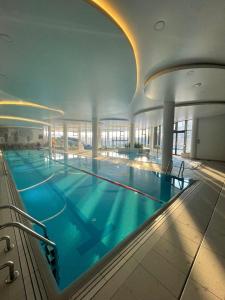 Bazén v ubytovaní Happy Land Aqua Polanki B405 alebo v jeho blízkosti
