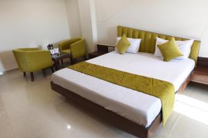 Letto o letti in una camera di Hotel Luxura, Ahmedabad